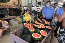 找记者上壹点｜18吨河南周口坏西瓜抵青，瓜贩子收到钱拉黑客户图片