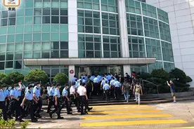近200名港警搜查“苹果日报”大楼，带走25箱证物图片
