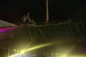 货车成“卧铺”！交警：快下来！图片