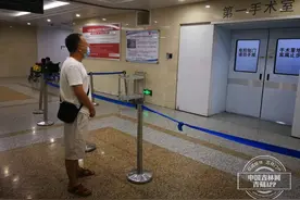 滚动报道：手术室外 小桐父亲焦急等待图片