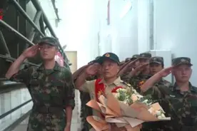 致敬！服役满30年的火箭军“兵王”这样告别军营图片