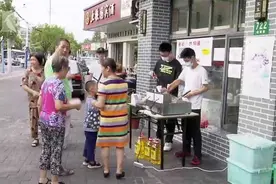 里脊肉龙虾片！18岁少年高考结束摆地摊 父亲：比打游戏好多了图片