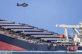 日本货轮在毛里求斯触礁漏油 清理工作仍在进行中图片