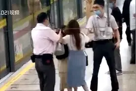 大打出手！上海两女子地铁站内抓脸互扯头发：工作人员拦不住视频封面