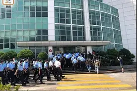 港警搜查“苹果日报”大楼，带走25箱证物图片