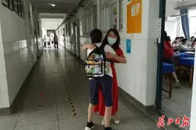 复学归来，教师为学生送上“爱的抱抱”图片