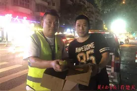 市民捡到受伤黄鹂，救护人员将它接走治疗图片
