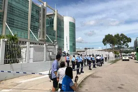 近200名港警搜查黎智英旗下“壹传媒”大楼，带走25箱证物图片