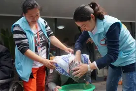报恩！宁波姑娘自学十八般武艺，成社区老人“共享女儿”图片