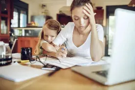 孩子做不出数学题，杭州爸爸刷APP解题，结果被骂惨了图片