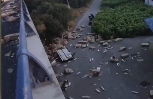 货车遇车祸数吨猪肉被哄抢，车门都被拉走了？！律师解读如何追责→