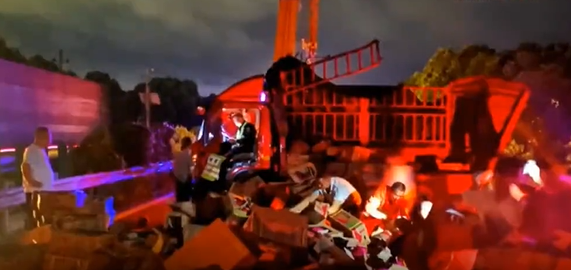 货车遇车祸数吨猪肉被哄抢，车门都被拉走了？！律师解读如何追责→