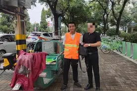 20秒偷走皮包 拿走现金后扔进垃圾堆，热心环卫工捡到后物归原主图片