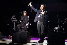 水木年华被批油腻土味，中年人就不能唱青春了？图片