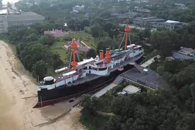 排水量达7000多吨！走进威海定远纪念舰，听专家讲述传奇海战史视频封面