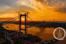 高温·坚守者 | 高温下，他们在大桥上默默坚守图片