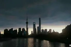 暴雨突然来袭，申城瞬间天昏地暗电闪雷鸣 | 晨镜头图片