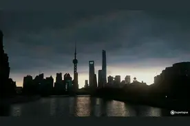 暴雨突然来袭，申城瞬间天昏地暗电闪雷鸣 | 晨镜头图片