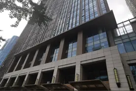 支付给中介机构一年房租后，却被房东下逐客令：没收到下月租金……图片