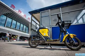 贵阳共享单车乱停乱放，道路交通“添堵”现象仍存在图片