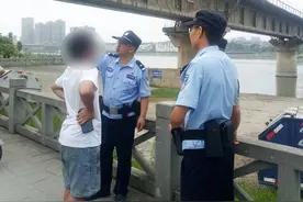 火车迷”少年爬护网拍火车 铁警：赶紧下来图片