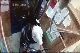 可怕！南宁一女子推进电梯的电动车突然冒烟起火！电梯厢瞬间被浓烟淹没……图片