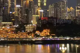 这才叫排面！重庆利物浦球迷众筹大屏广告庆祝夺冠图片