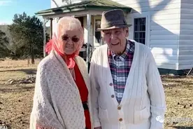 相守70年后老爷爷在梦中逝去，老奶奶爬到他身边，几分钟后随他而去图片