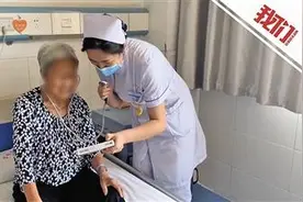 护士将听诊头当话筒 耐心告知老人用药方式图片