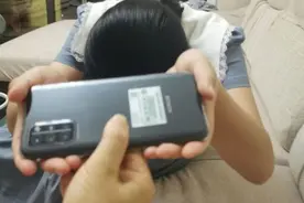 正式复课前，这所中学举行一场手机交接仪式图片