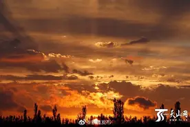 新疆昭苏草原雨后霞光满天红图片