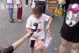 18岁少年高考结束摆地摊 父亲：比打游戏好多了图片