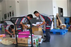 盛夏烈日下的快递员：每天工作近9小时 送百余件快递图片