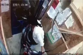 南宁一女子骑电动车进电梯，车辆突然冒浓烟……图片