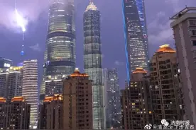 魔都上空现特效大片，东方明珠塔被闪电击中，视频震撼图片