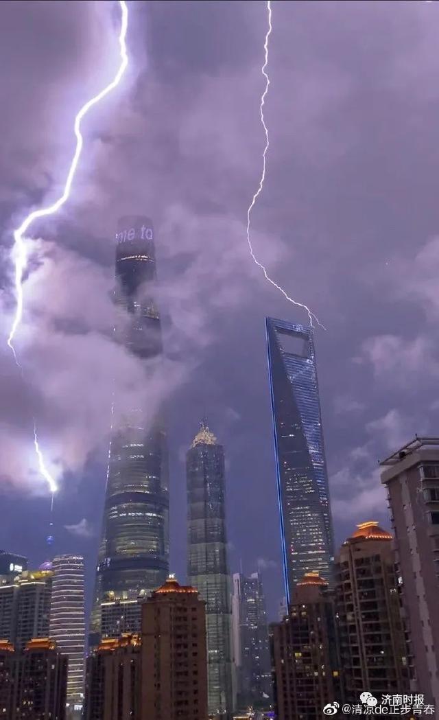 魔都上空现特效大片，东方明珠塔被闪电击中，视频震撼