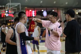 全民健身——健身“大咖”：“王总”和他的网红篮球场图片