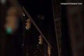 美国一男子凌晨跳伞被挂在一座停车场屋顶上图片