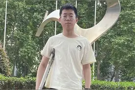 高考考生与癌症抗争近10年做36次化疗 如今考上本科图片