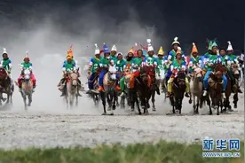 西藏当雄：云端赛马图片
