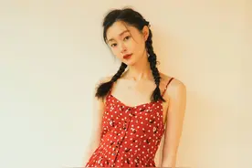 宋轶身穿法式浪漫波点红裙俏皮甜美图片