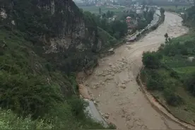 洛南：242国道上的“逆行者”图片