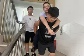 18年爱心接力！他们将残疾弃婴背进大学图片