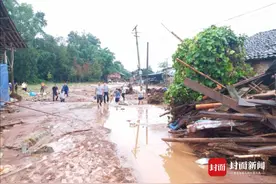 暴雨来袭！四川雅安多处出现垮塌、泥石流等灾害 部分班车停运图片
