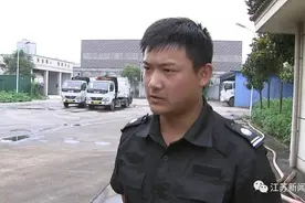 4名环卫工在8吨垃圾里找了两小时，终于找到这个牛皮袋图片