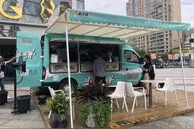上海首辆房车版流动餐车已试运营：主营手抓饼，选址有讲究图片