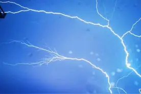 实拍！上海东方明珠塔被闪电击中？官方回应图片