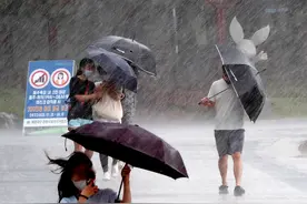 韩国连日暴雨又遭台风侵袭 行人雨中凌乱图片