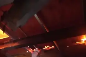 店铺凌晨突发大火，店主不顾阻拦冲进火海！接下来一幕……万幸图片