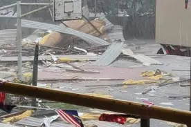 马来西亚马六甲市遭暴风雨袭击 当地一学校屋顶被刮走 25名学生受伤图片